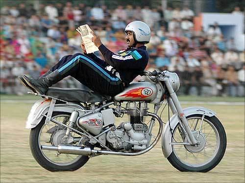 印军摩托车又出新用途后座加一个躺椅瞬间变成小型单人救护车