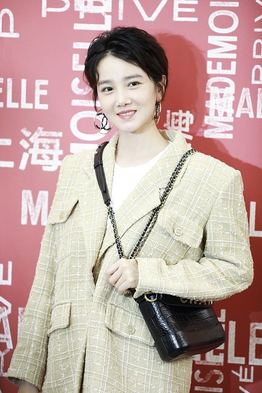 陈小纭短发看着有些老气身穿西装配紧身裤好有职场女强人范