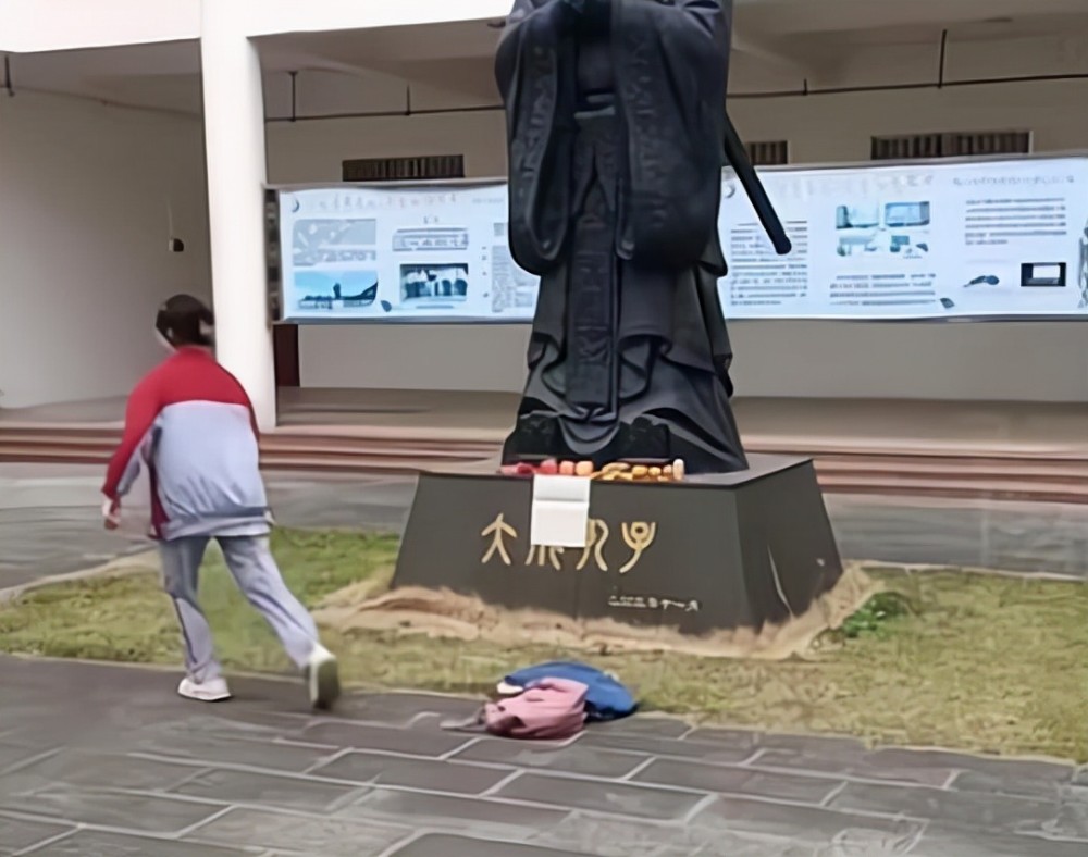 广东中学生考试前拜孔子表情虔诚可爱被老师撞见急忙溜走