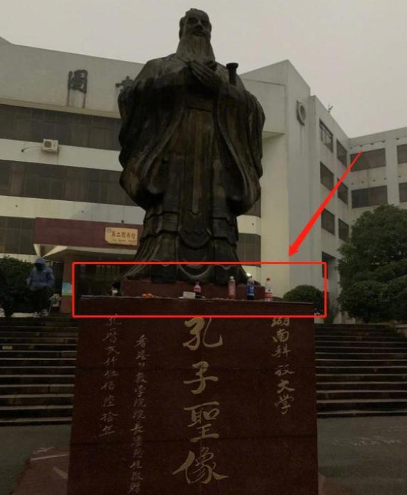 广东中学生考试前拜孔子表情虔诚可爱被老师撞见急忙溜走