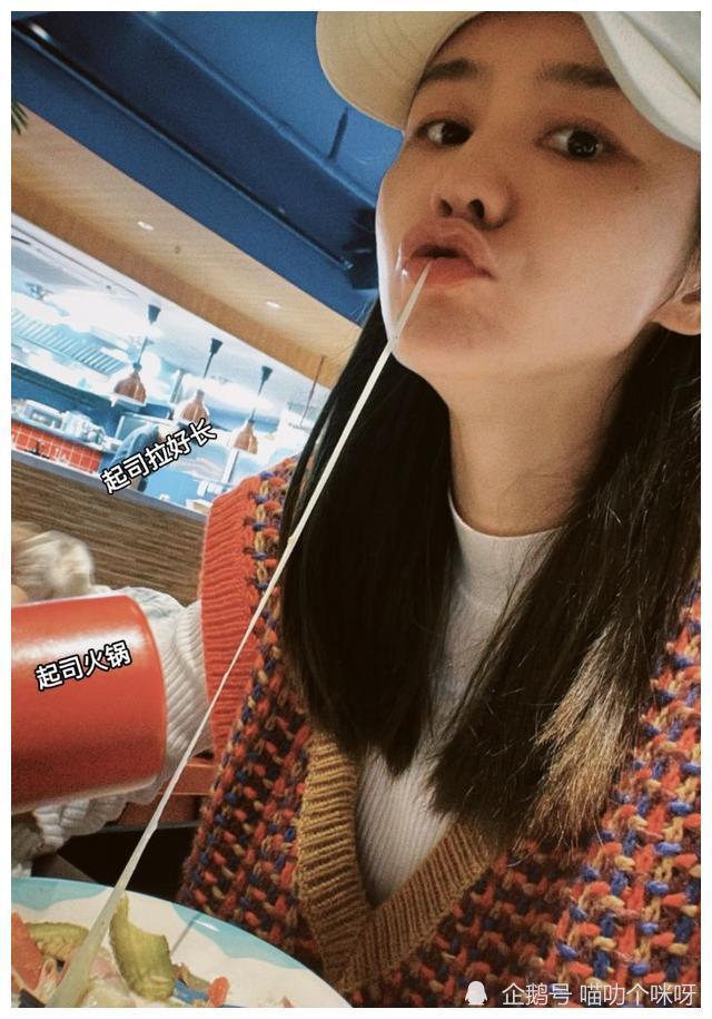 林峯妻子张馨月晒女儿萌照,一岁格格大长腿出众,身高优越