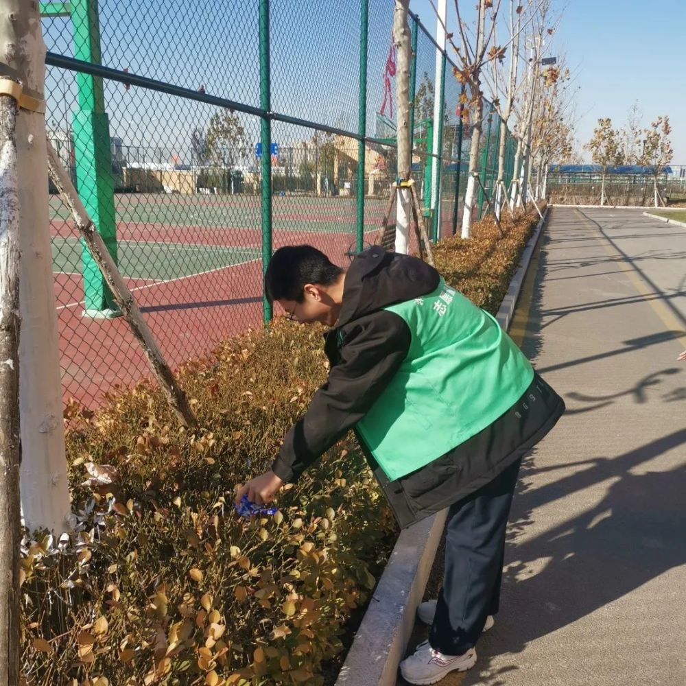 绿风在行动共青团员开展校园清扫志愿服务活动