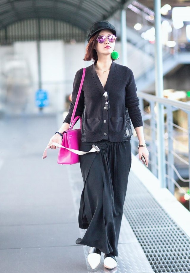 张歆艺一家三口走机场俩人一身荧光色很抢眼袁弘脖子上戴丝巾