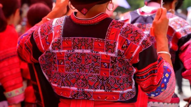 红瑶服饰有两种:一是通红的织衣