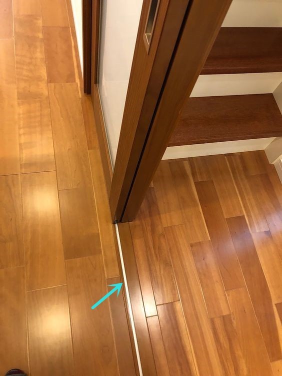 同时这v型轨道嵌入地面底下,因此也不会跟传统凹槽轨道一样,清洁起来