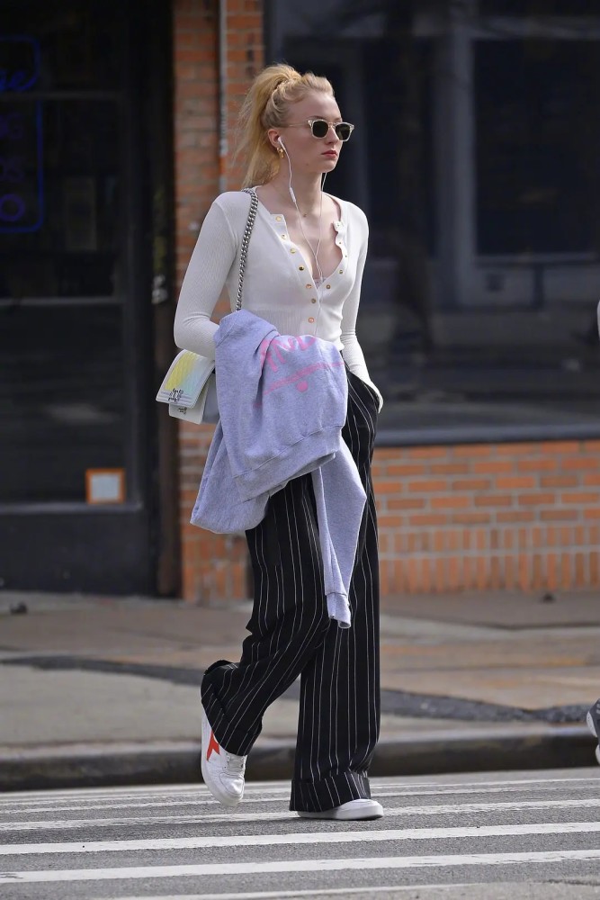 美女图——英国95后演员索菲·特纳_腾讯新闻