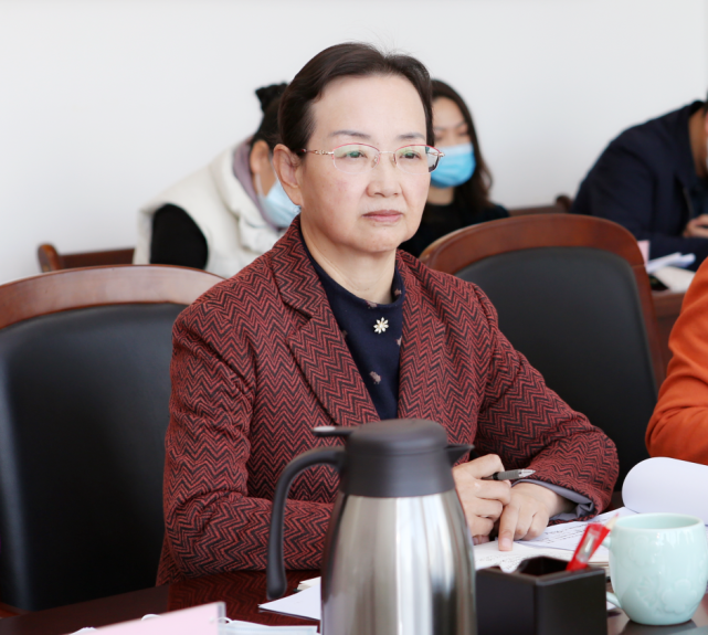 黄爱菊表示,要以这次民主生活会为新的起点,以更加坚定的政治自觉