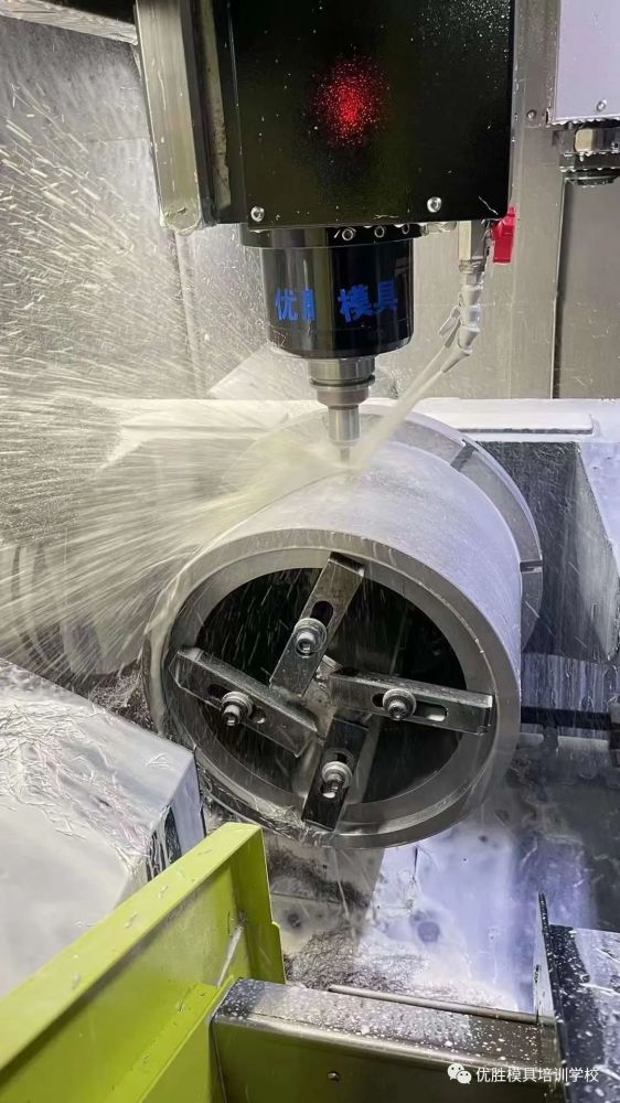 优胜车间大凸轮槽五轴加工