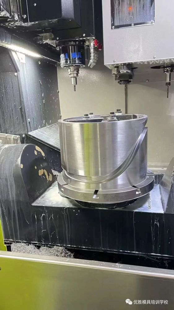 优胜车间大凸轮槽五轴加工