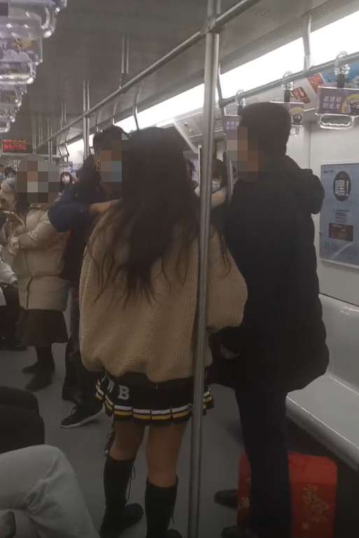 男子地铁上被指偷拍 乘客指责反被怒斥 你脑子被驴踢了 腾讯新闻