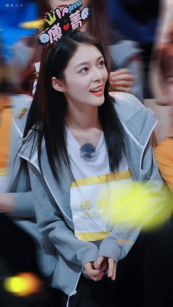 傅菁甲状腺手术成功目前在家休养奉劝大家少熬夜注意饮食