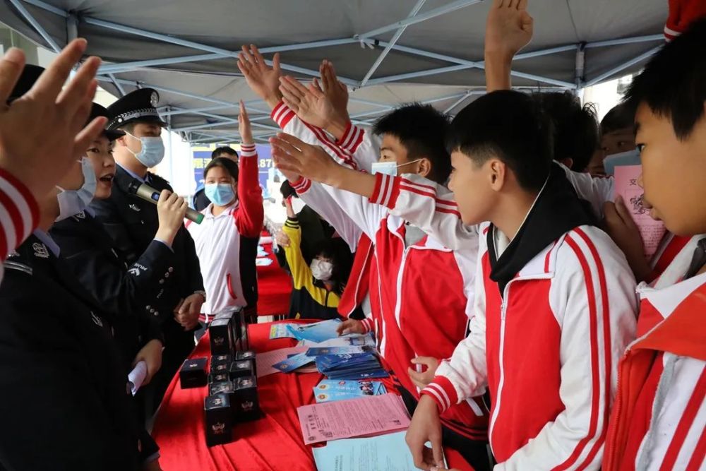 阳春公安在三中门口开展这项活动你有参加吗