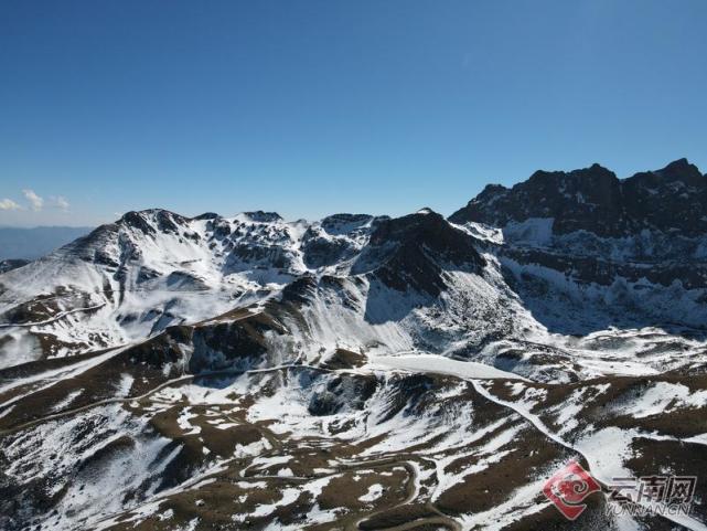 东川雪岭东川雪岭,最高峰海拔4300多米,山势雄伟险峻,分布着大小矿区.