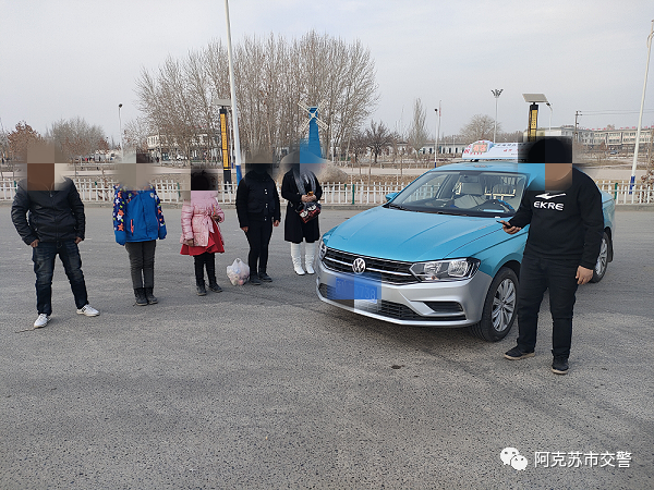 大曝光阿克苏市交警查获一起出租车超员花式藏人车内与交警躲猫猫