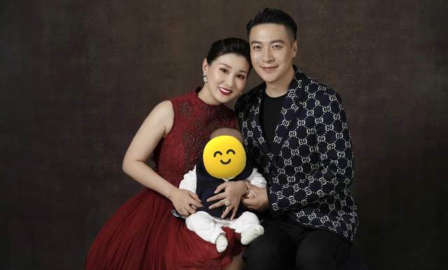 朱娜莎产子时,李小璐特意到他们家中贺喜,马智宇则在一旁看着孩子