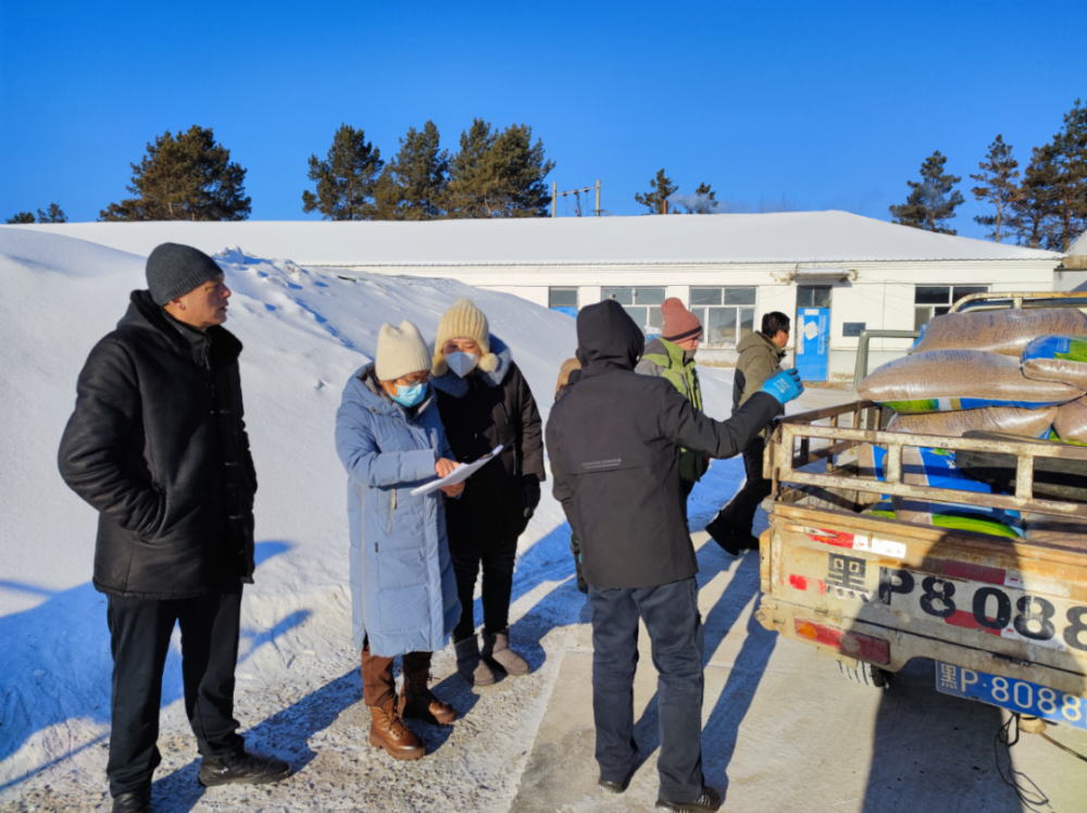 工作动态紧绷疫情防控弦不误农时备春耕十八站乡开展籽种化肥发放工作