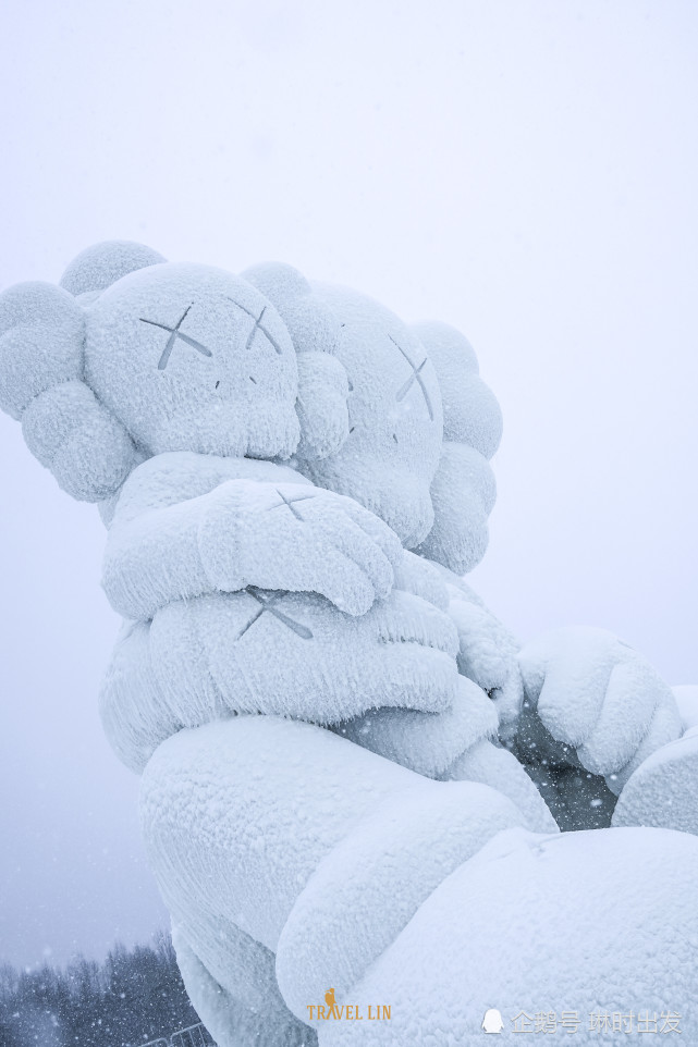 去长白山看展:风靡全球的雪中kaws