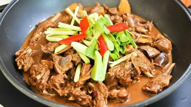 广东传统焖鹅的家常做法,酱香浓郁软嫩入味,简单易学还好吃_腾讯新闻