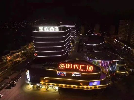 突发一女子在如东时代广场楼顶欲轻生