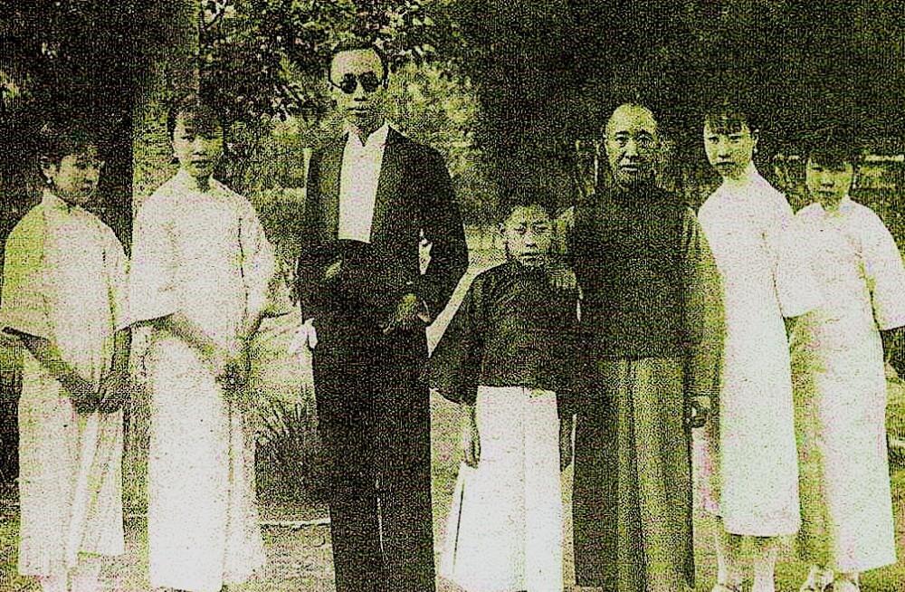 他不但发表了关于清朝历史的众多作品,还把他父亲载沣的日记整理并