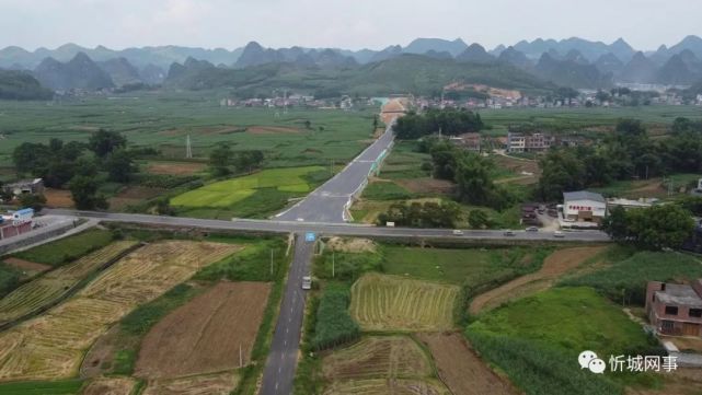 起点处距宜州-上林至南宁的高速公路忻城出入口(规划)很近,途中有路通