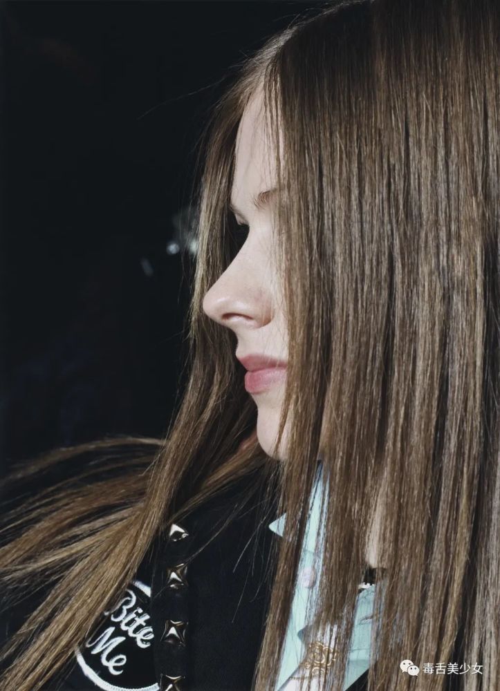艾薇儿的绝美侧颜不管过去10年20年…………202220122002明显差别在于