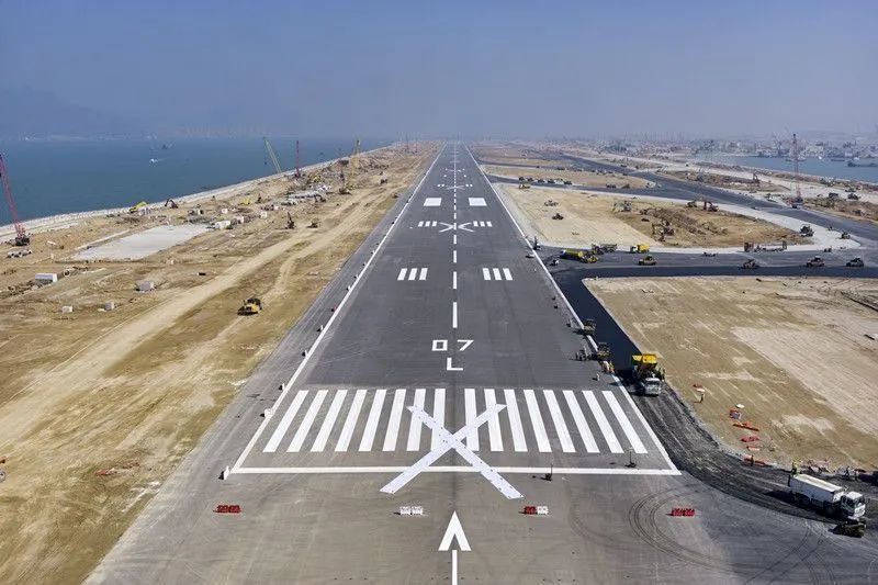 香港国际机场三跑道取得新进展!跑道标线及两端安全区划线完成_腾讯新