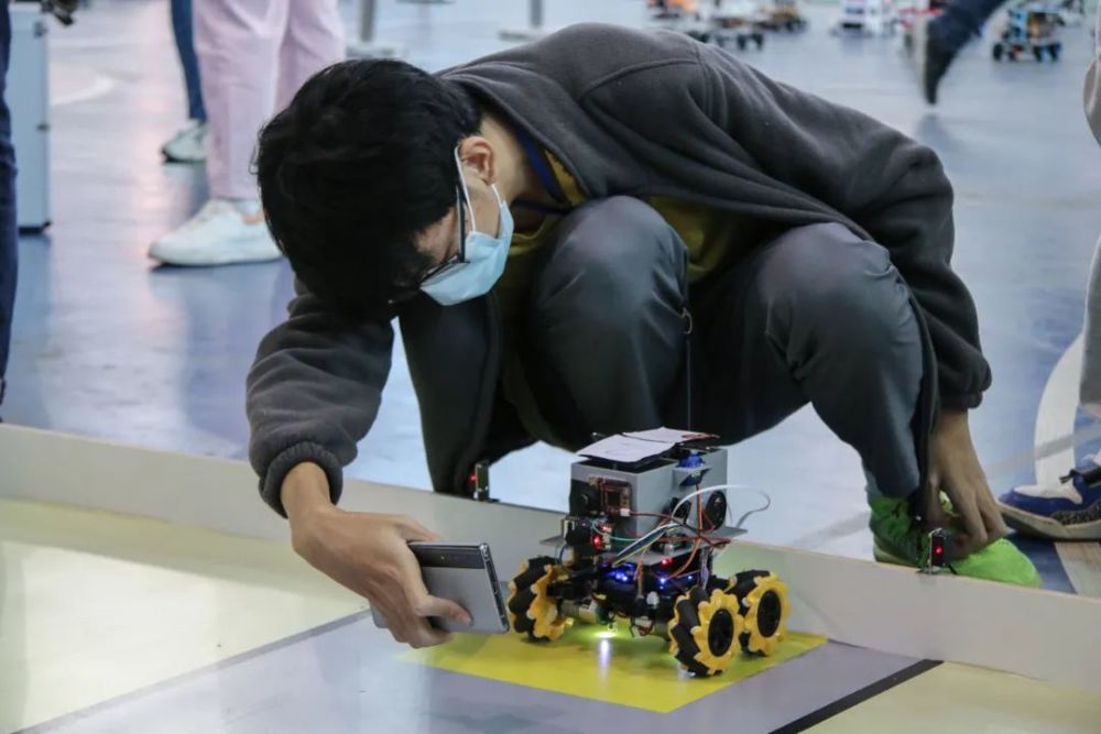 各有分工凸显选手熟练的实验综合技能递出工具,调试机器赢得观众阵阵