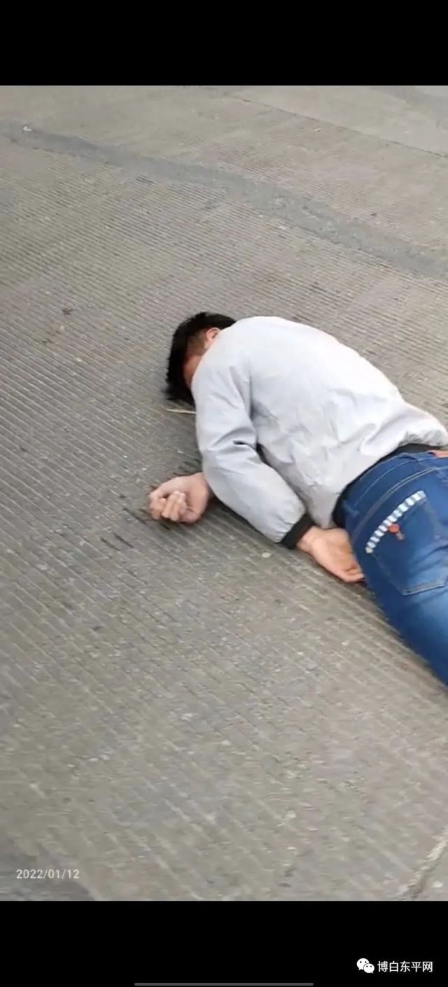 今天下午东平一路口发生一起交通事故一名男子倒地不起受伤不轻急寻