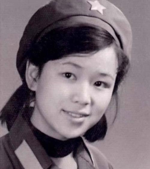 钟惠玲在战场上衣不解带的照顾伤员到处奔波得到称赞