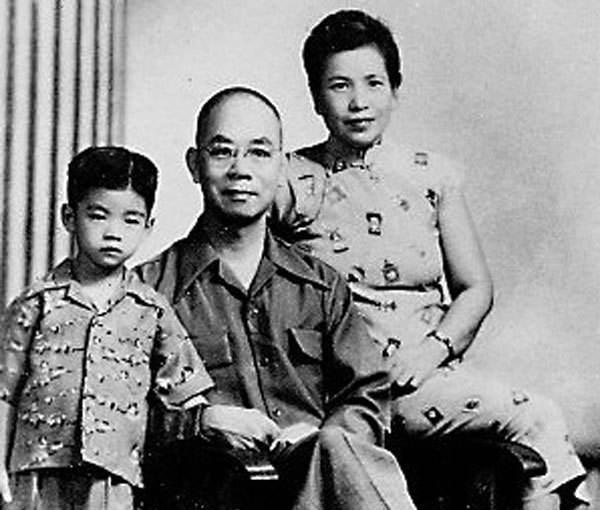 1949年,吴石和夫人王碧奎以及小儿子.