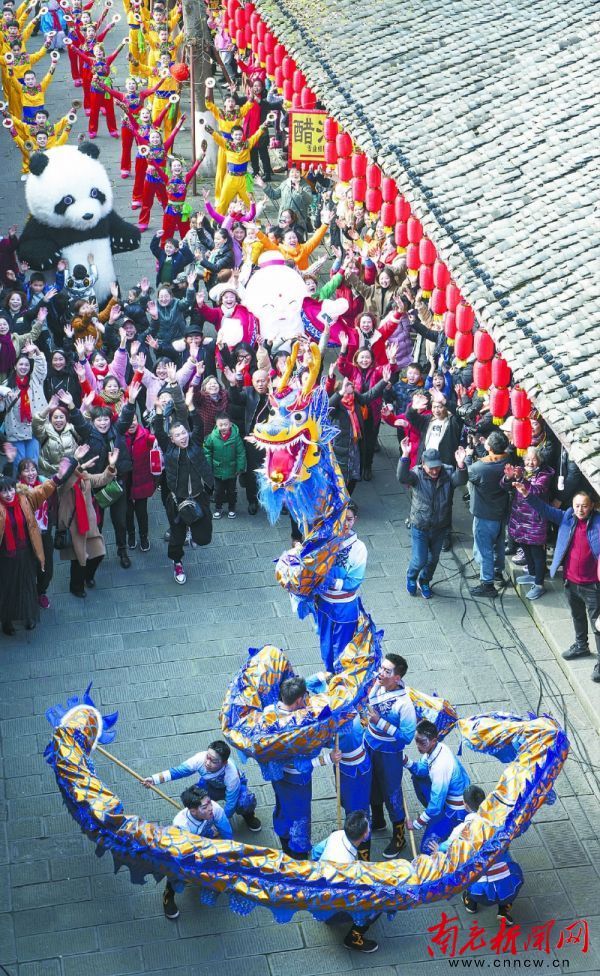 随着农历虎年春节的临近,舞龙舞狮等民间艺术表演在阆中古城热闹上演