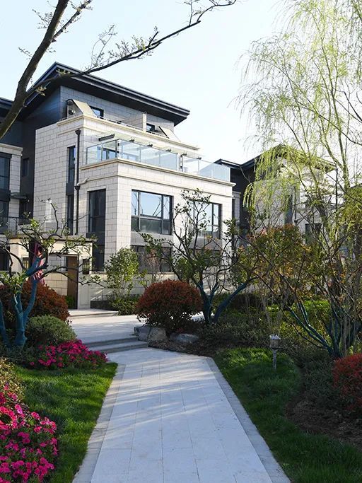 如果还不够明白一张地图看看被包围的佘山玺樾在上海的城市规划清晰之