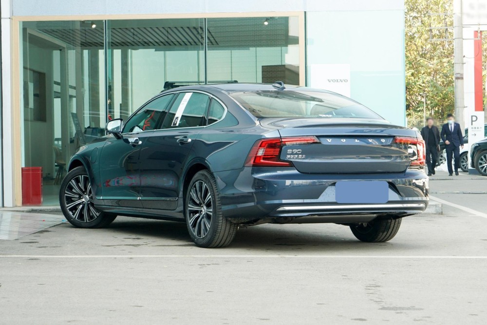 油耗低至18l零百加速51s能上绿牌体验沃尔沃s90recharge