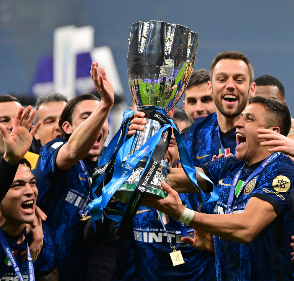 新华社发1月12日,国际米兰队球员桑切斯(上)在进球后庆祝.