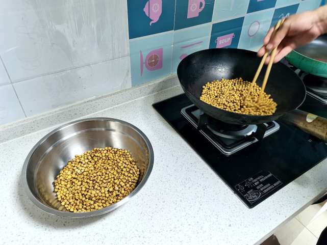 炒黄豆还能这么吃,一勺一勺放入口里,越吃越香