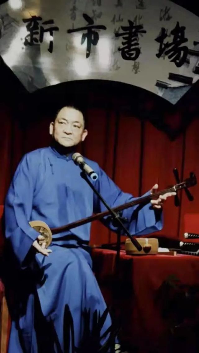 师郁鸣秋学说《白罗山》,后拜周剑萍为师,擅说《真假国舅》《顾鼎臣》