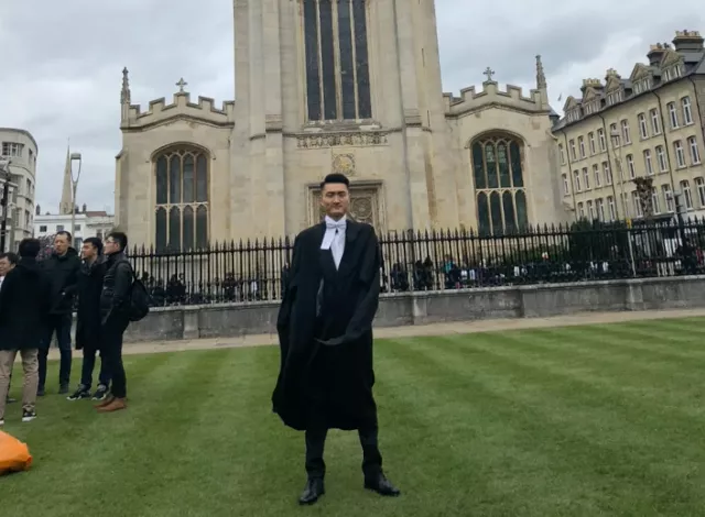 04▼杨孟衡说,他喜欢一句话:"能改变的去改变,不能改变的去适应,不能