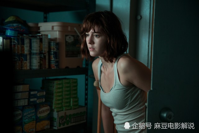 不一会,霍华德打开铁门进来了,米歇尔举起拐杖对着他就戳了过去,没