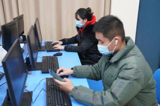 工作……"自1月10日以来,苏士峰和其他志愿者每天都要打上几百个电话