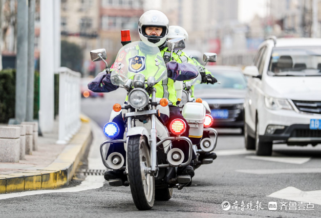 出警时间减半李沧交警铁骑队年前上路巡逻