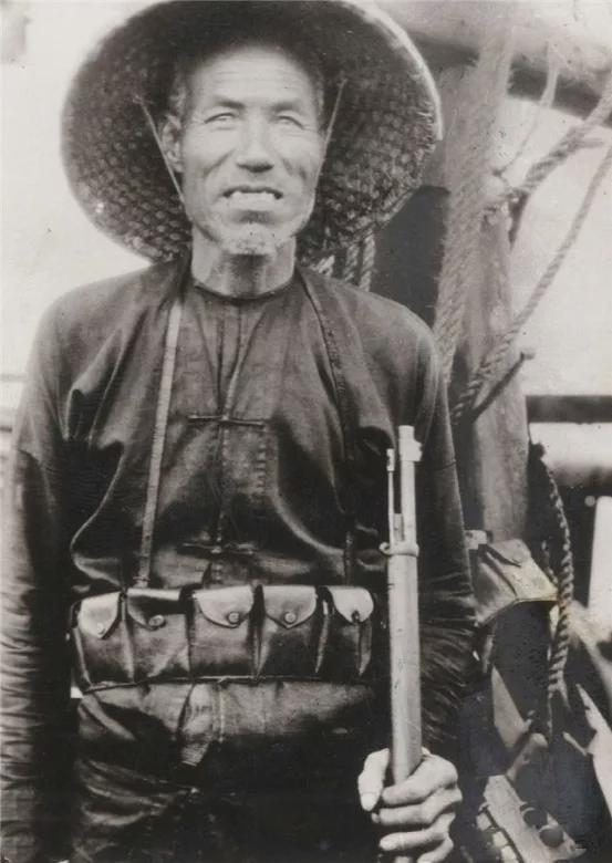 清末女海盗的唯一真实影像:长得还行