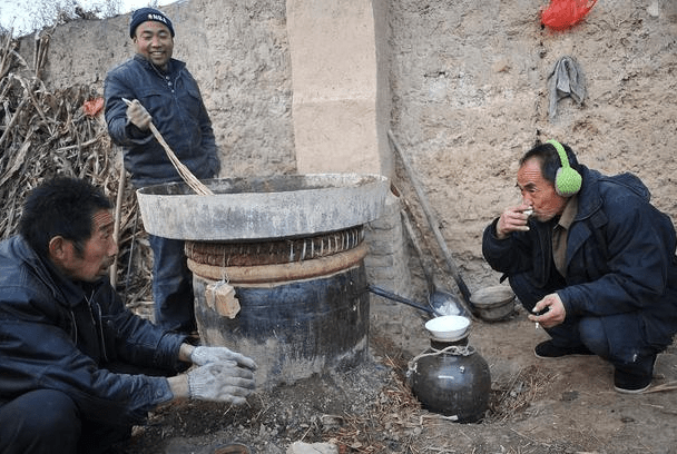 渾濁並無大礙,是糧食發酵後形成的酒渣子,對人身體沒有什麼大的危害