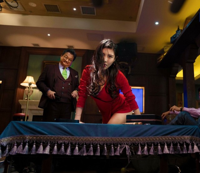 徐冬冬《纹身:西部纵横》衣着性感,上演眼神杀,让观众秒入戏