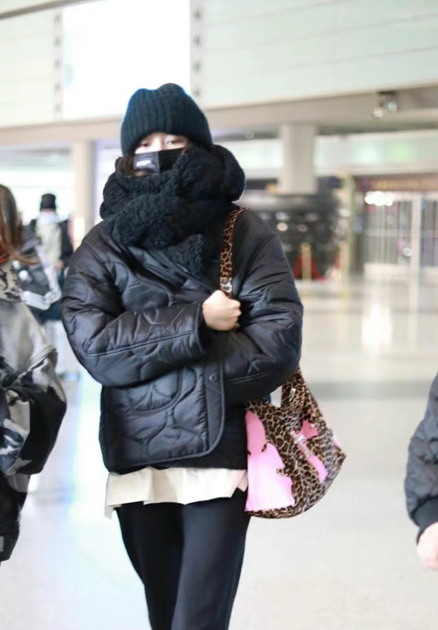 有一种美叫作关晓彤穿羽绒服,保暖又显瘦,真接地气