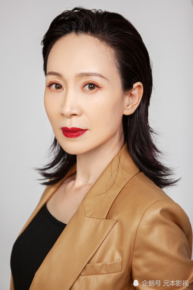 钱洁写真大片曝光 精致干练气场强大