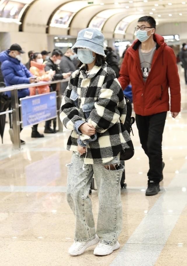 小沈阳女儿挺时髦的 格纹外套配老爹裤挺显瘦 气质高级了不少 天天看点