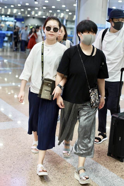 小沈阳女儿挺时髦的 格纹外套配老爹裤挺显瘦 气质高级了不少 天天看点