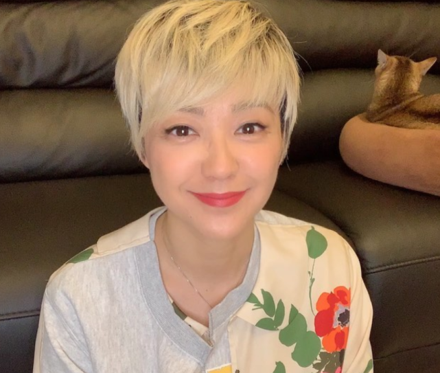 一代歌后陈慧娴罕露面蓝发红唇造型前卫情路坎坷56岁仍未婚