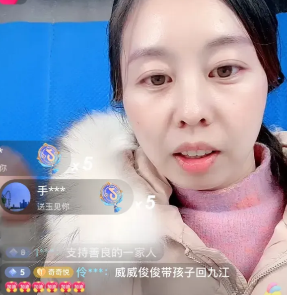 田静郭威逛旧货市场,威威侧脸像许舅舅,直言过年不回九江